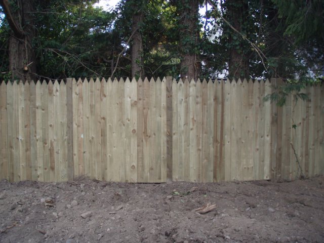 Pointed Top  Closed Picket in Timber H Posts - Shankill